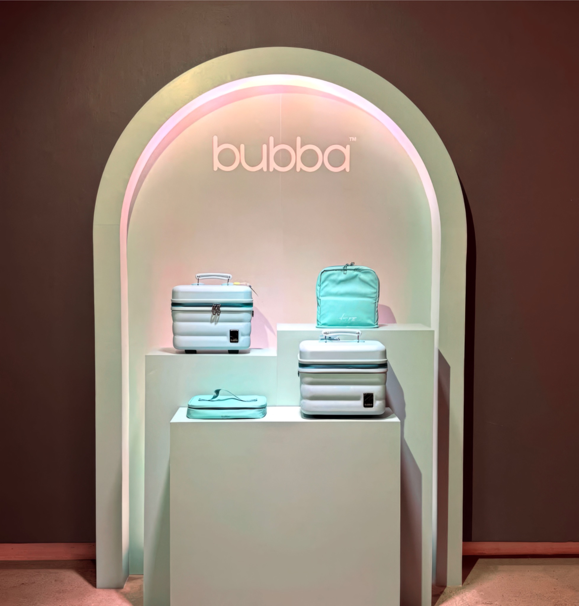 Photocall Bubba con productos en plintos