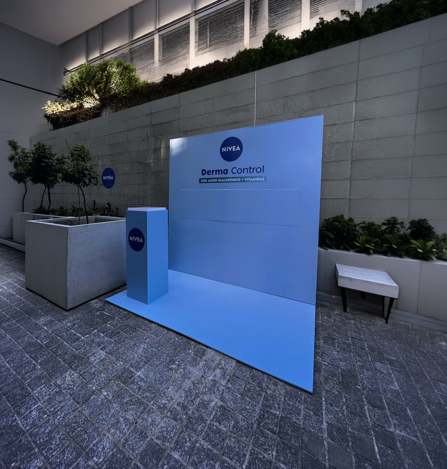 Carrito promocional NIVEA Dermo Control