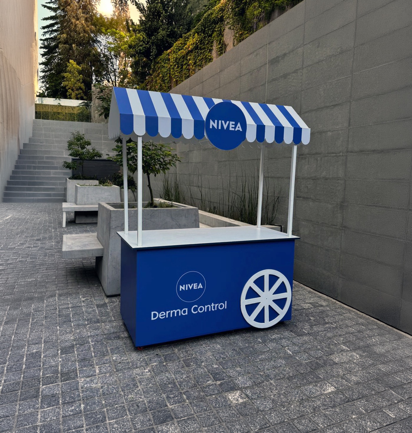 Espejo intervenido NIVEA Dermo Control