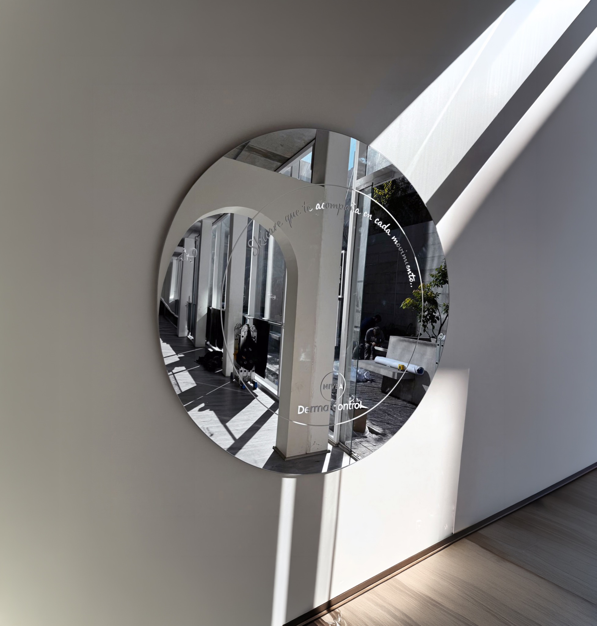 Estructura con espejo NIVEA Dermo Control